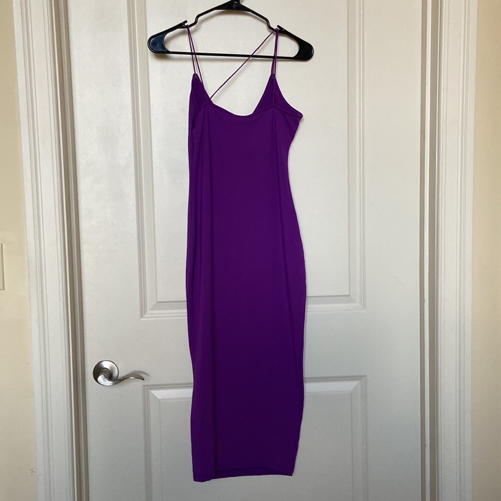 Purple tightly fitting dress - Picture 3 of 3